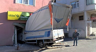 İstanbul- Üsküdar'da kamyonet iş yerine girdi