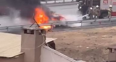 İstanbul - Üsküdar'da seyir halindeki otomobil alev alev yandı