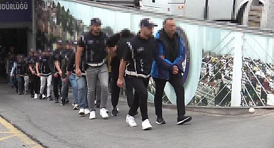 İstanbul - Usulsüz yöntemlerle yabancılara vatandaşlık kazandıramaya çalışan 113 şüpheli adliyeye sevk edildi