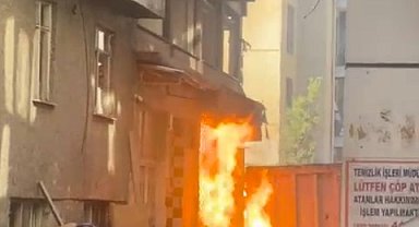 İstanbul- Zeytinburnu'nda binada doğal gaz kaçağı nedeniyle yangın çıktı -1