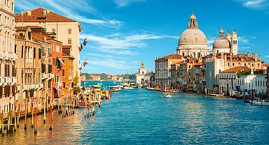 İtalya, Büyük Kanal'da yüzen turist çifte kente giriş yasağı getirdi