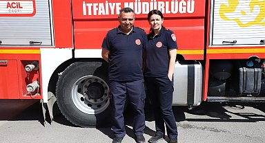 İtfaiyeci çift, alevlerle savaşıyor
