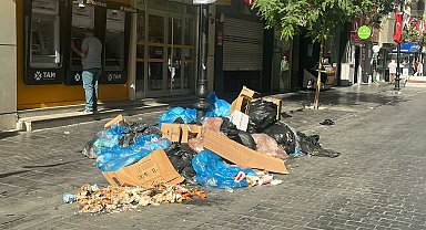 İzmir Karşıyaka'da grev kararı sonrası sokaklarda çöp yığınları oluştu