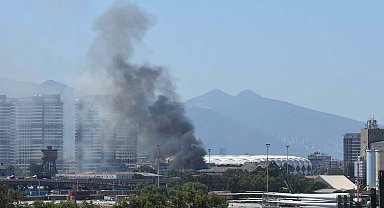 İzmir'de 2 katlı metruk bina yandı; 2 gözaltı