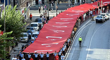 İzmir'de 350 metrelik Türk bayrağı ile 'Zafer Yürüyüşü'