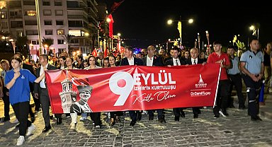 İzmir'de 350 metrelik Türk bayrağı ile 'Zafer Yürüyüşü'