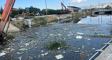 İzmir'de derede kirlilik