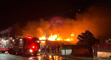 İzmir'de mobilya fabrikasında yangın