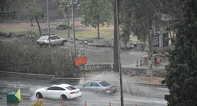 İzmir'de sağanak etkili oldu