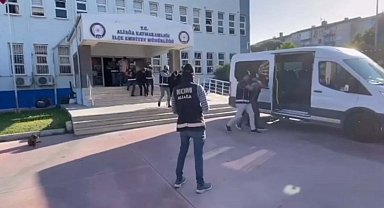 İzmir'in 3 ilçesinde eş zamanlı operasyon; otomobilin gizli bölmesinden tabanca çıktı