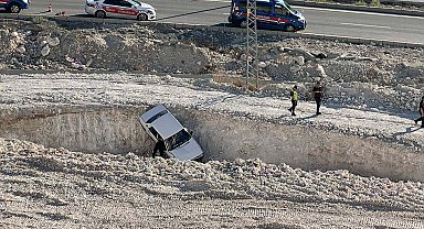 Jandarmadan kaçıp, hafriyat çukuruna düşen otomobilden son anda atladı