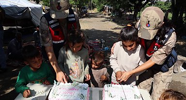 Jandarmadan tarım işçisi ailelerin çocuklarına sürpriz doğum günü
