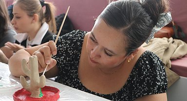 Kadınlar kil atölyesinde hem stres attı hem hobi edindi