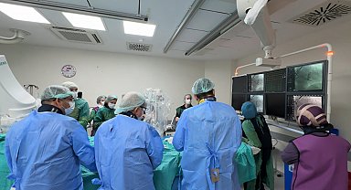 Kalp kapakçığındaki kaçak, köprücük kemiğindeki toplardamardan kalbe ulaşılarak tedavi edildi