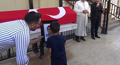 Kalp krizinden ölen polis babasını son yolculuğuna fotoğrafını öpüp, uğurladı