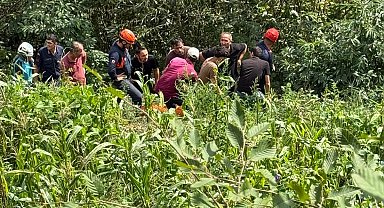 Kamyonet, uçurumdan dere yatağına yuvarlandı: 1 ölü 1 yaralı