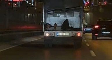 Kamyonetin arka kapağı açık olan kasasında tehlikeli yolculuk kamerada