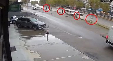 Kamyonetin çarptığı servis minibüsü yayaların üzerine savruldu; kaza kamerada