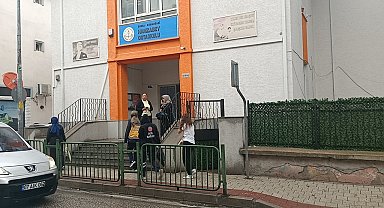 Kantinden şeker alıp yiyen 9 öğrenci, zehirlenme şüphesiyle hastaneye kaldırıldı