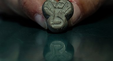 Karahöyük'te kartal başlı, insan figürlü mühür bulundu