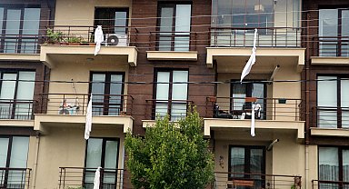 Kartalkaya duruşması öncesi, evlerine çarşaf asıp faciaya dikkat çektiler