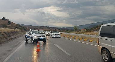 Kastamonu'da hafif ticari araç refüje çarptı; 1 ölü, 4 yaralı
