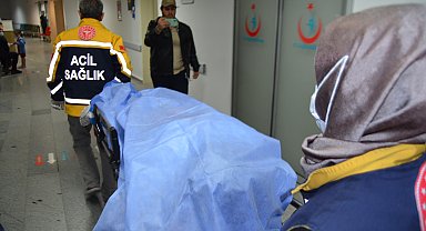 Kavgada birbirini bıçaklayan 2 kişi yaralandı