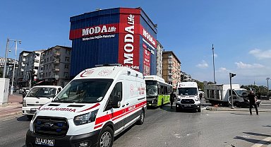 Kavşakta belediye otobüsü ile kamyonet çarpıştı; 1'i çocuk, 5 yaralı