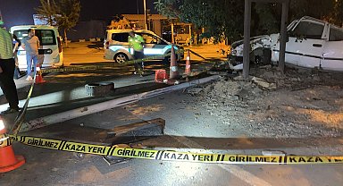 Kavşakta direğe çarpan otomobilin sürücüsü öldü