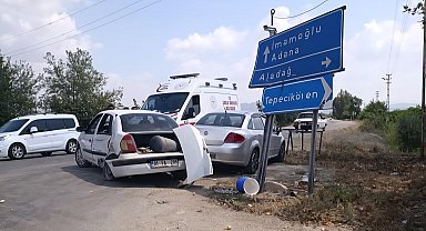 Kavşakta otomobillerin çarpıştığı kaza kamerada; biri bebek 4 yaralı