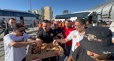 Kayserispor taraftarı, deplasmana gelen Göztepe taraftarına yemek ve tatlı ikram etti