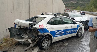 Kazaya müdahale eden polislerin aracına otomobil çarptı; 2'si polis 8 yaralı