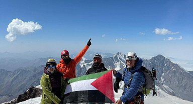 Kazbek Dağı'na tırmanan Rizeli dağcılardan Filistin'e destek