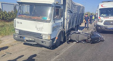 Kırmızı ışıkta bekleyen motosiklete kamyon çarptı: Baba öldü, oğlu yaralı