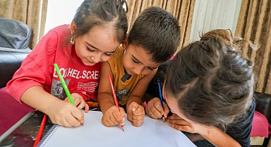 Kızılay'dan deprem bölgesindeki öğrencilere eğitim desteği