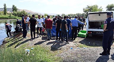 Kızılırmak'a düşen arkadışını kurtarmak isterken birlikte boğuldular