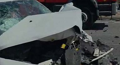 Kızlarını üniversiteye kaydettirmek için çıktıkları yolda kaza yaptılar; 1 ölü, 3 yaralı