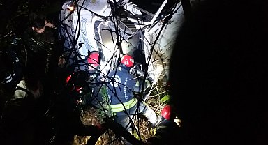 Kocaeli'de şarampole yuvarlanan meyve yüklü kamyonun şoförü ağır yaralandı