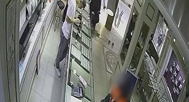 Komşusunun evinden çaldığı altınları kuyumcuda sattığı anlar kamerada