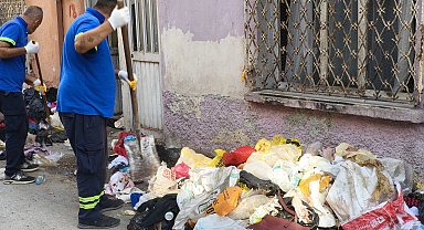 Kötü koku ihbarıyla gidilen evden 2 kamyonet çöp çıktı