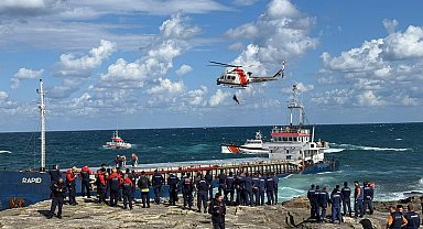 Kuru yük gemisi karaya oturdu; mürettebat kurtarıldı