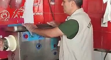Kurulan düzenekle bozuk etlerin kıymaya karıştırılıp satıldığı iş yeri kapatıldı
