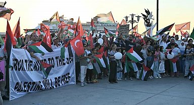 Kuşadası'nda 'Sumud Filosu'na' destek etkinliği