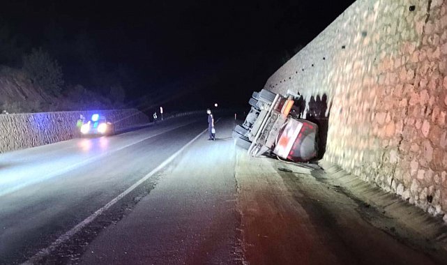 Kütahya'da devrilen asit yüklü tankerinin şoförü yaralandı