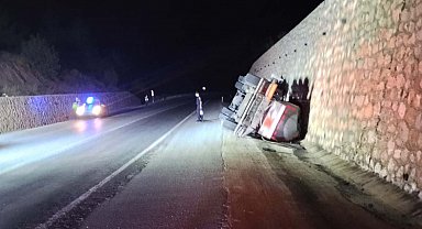 Kütahya'da devrilen asit yüklü tankerinin şoförü yaralandı