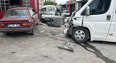 Kütahya'da okul servis minibüsleri çarpıştı; 5'i çocuk, 7 yaralı