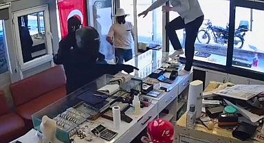 Kuyumcu, silahlı soyguncuları bıçak çekerek uzaklaştırdı