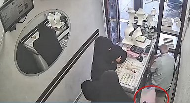 Kuyumcunun dikkatini dağıtıp, 2,5 kilogram altın çaldılar