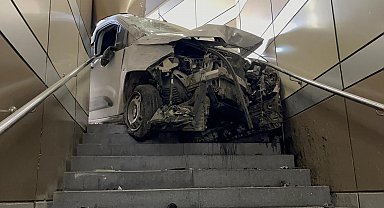 Lastiği patlayan hafif ticari araç alt geçide girdi, sürücü yaralandı