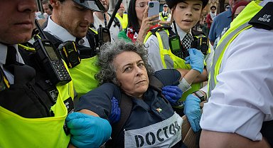 Londra'da yasaklı 'Palestine Action' grubuna destek eyleminde 890 gözaltı